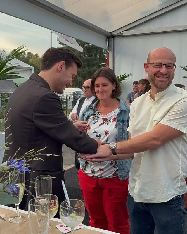 Wout brengt close-upmagie tussen de gasten van een evenement