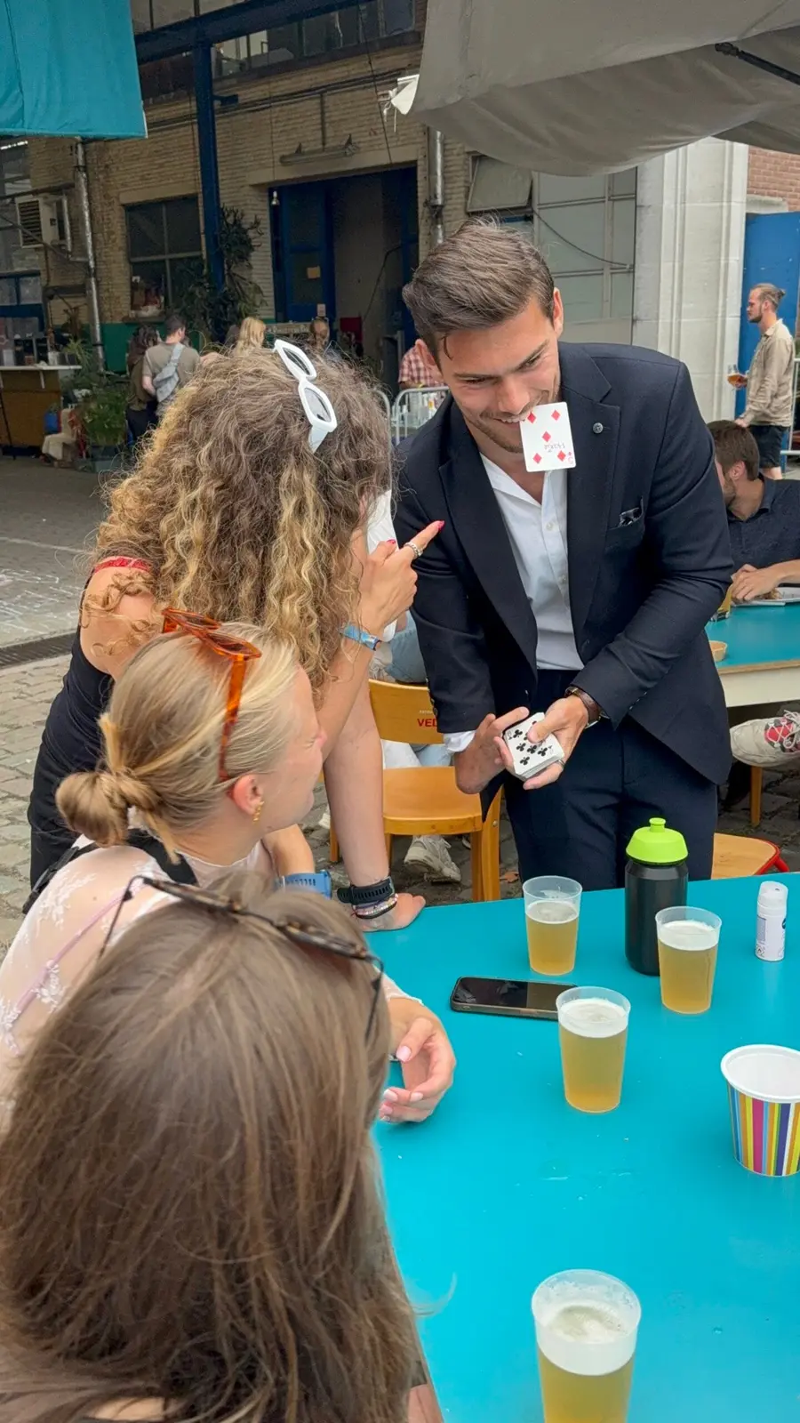 Wout verrast een groep gasten met een speelkaart