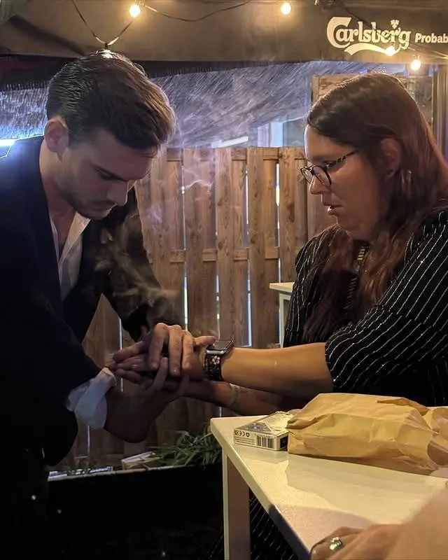 Een toeschouwer volgt een persoonlijke close-uptruc aan tafel