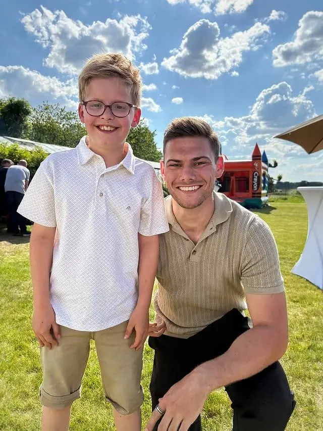 Wout poseert samen met een kind tijdens een evenement