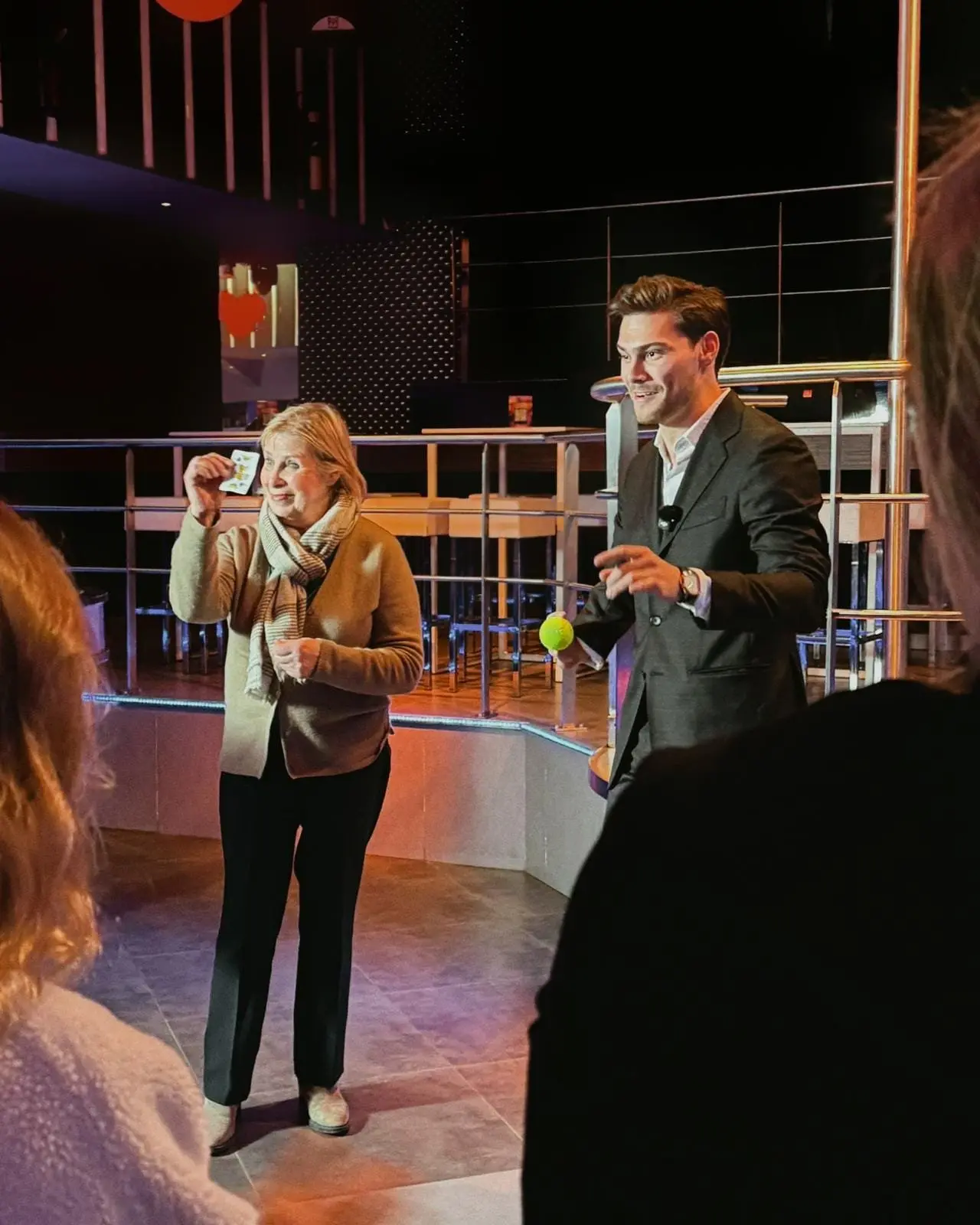 Een toeschouwer neemt deel aan een interactieve truc met een bal