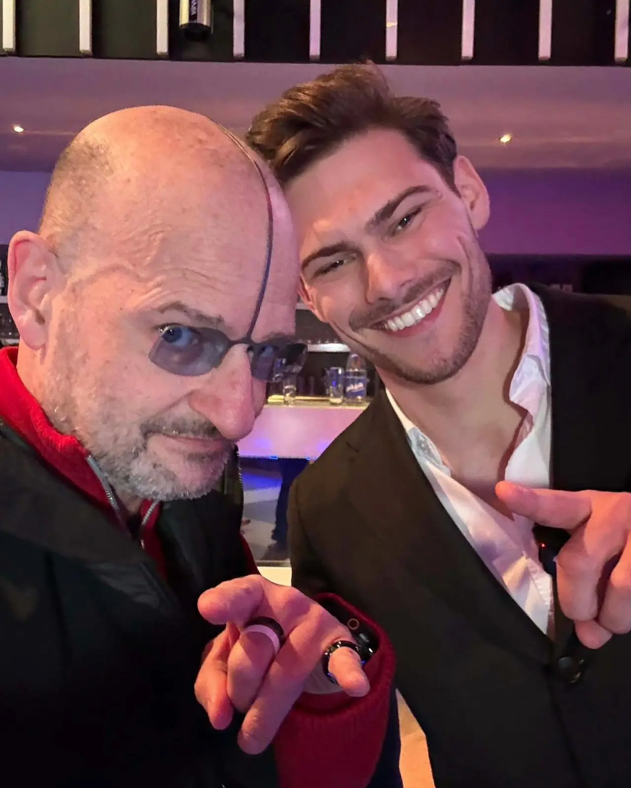 Wout poseert glimlachend samen met een gast